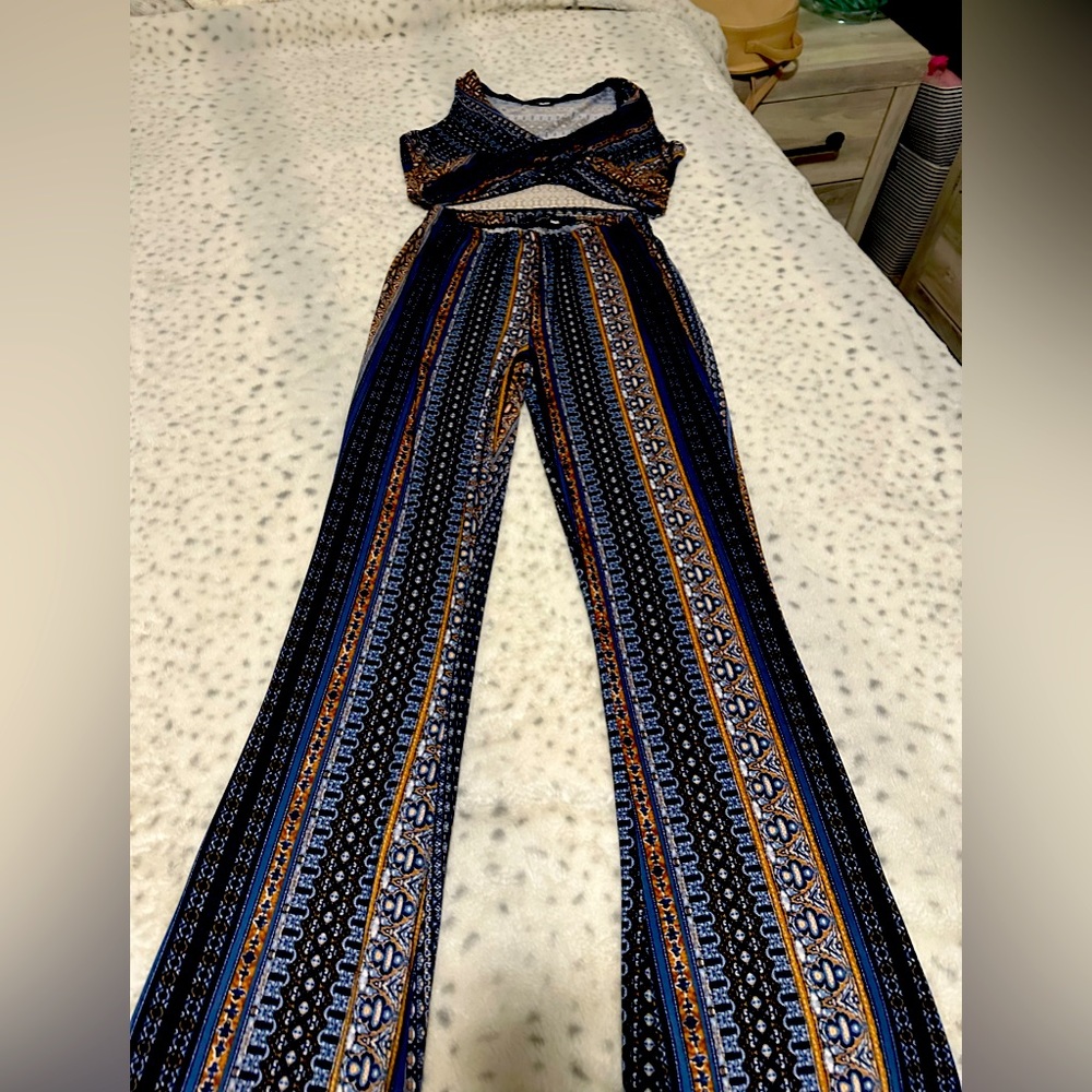 NWOT Fashion Nova flare pants and top cute outfit S/M